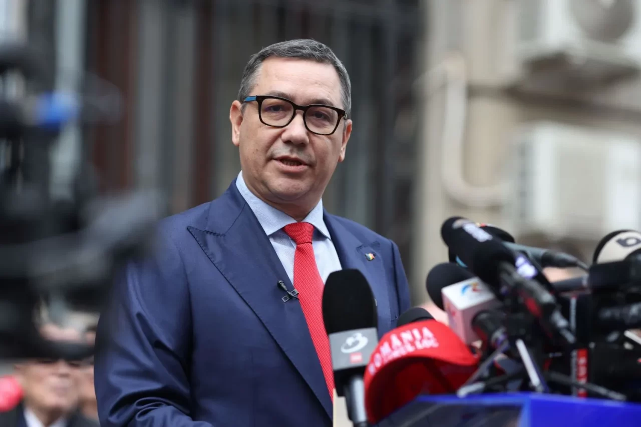 Prin prezența sa în competiția electorală, Ponta a blocat accesul lui Crin Antonescu în turul al doilea, consideră mai mulți șefi de filiale din PSD.

Întrebat dacă Victor Ponta poate fi o opțiune pentru șefia PSD, Corneliu Ștefan, vicepreședinte pe regiunea Sud, a răspuns:

„Spre deosebire de alte persoane, Victor Ponta este un pesedist, nu poți să spui că nu este pesedist. A fost chiar președintele partidului. A fost decizia lui personală de a candida la prezidențiale, nu a fost decizia organizației. Trebuie luată o decizie la nivel central. Așa cum am decis să-l excludem, așa putem lua o decizie și invers”, a comentat Corneliu Ștefan eventuala reîntoarcere în partid a lui Victor Ponta, deputat ales pe listele din Dâmbovița.

Județul este condus tocmai de Corneliu Ștefan.

Dilema PSD: Putere sau Opoziție după 18 mai
Demisia lui Marcel Ciolacu a lăsat PSD la guvernare, dar miniștrii sunt interimari. Viitoarea formulă guvernamentală depinde de numele viitorului președinte al României. 

Neoficial, există discuții ca PSD să rămână în Opoziție, după cum relatează mai mulți lideri de organizație.

„PSD are obligați să înțeleagă votul românilor de la finalul anului trecut și din 4 mai, când a înregistrat două eșecuri. Nu ne implicăm în campanie. PSD va juca un rol de Opoziție în oricare variantă va fi câștigătoare în al doilea tur. Vom încerca să arătăm greșelile guvernării din postura de partid de Opoziție și să asigurăm soluții. Eu sunt un susținător al rămânerii PSD în Opoziție, având în vedere votul românilor. Românii nu au apreciat guvernarea PSD. Trebuie să facem un pas în spate”, a declarat Gabriel Zetea pentru HotNews.ro.

El a precizat că PSD ar putea susține un guvern minoritar, iar ideea a fost discutată de liderii mai multor organizații.

„Nu trebuie să facem vreo alianță cu AUR după alegeri. Răspunsul definitiv trebuie dat după ce știm cine este președintele României. Dacă George Simion iese președinte, PSD nu ar trebui să aibă vreun protocol, colaborare cu forțele extremiste sau cu AUR. Decizia o va lua actuala conducere sau următoarea”, a spus Alfred Simonis, președintele CJ Timiș pentru HotNews.ro.

Simonis a adăugat că deciziile se vor lua după 18 mai.

Marcel Ciolacu a exclus și el varianta ca PSD să colaboreze cu AUR sub mandatul său. Dar acest lucru s-ar putea schimba după reuniunea de la Sâmbăta de Sus.

Corneliu Ștefan, președintele CJ Dâmbovița, a afirmat pentru HotNews.ro că „PSD ar trebui să intre în Opoziție și să respecte votul popular”.

„Noul președinte să nominalizeze un premier care să își formeze majoritatea. PSD să rămână în Opoziție”, a fost poziția președintelui PSD Dâmbovița.

El a adăugat că partidul trebuie să aibă o discuție despre viitoarea conducere a partidului.

Din Suceava, județul dominat de AUR, tânărul social-democrat Gheorghe Șoldan, președintele organizației PSD și al Consiliului Județean, transmite următorul mesaj: „când am spus că vom reforma partidul și că vom sta în Opoziție am răspuns la foarte multe întrebări. Partidul are nevoie de liniște, ne vom reforma ca partid”.

„Ce se întâmplă cu proiectele locale dacă plecăm de la guvernare?”
Cu peste 25 de președinți de Consilii Județene și peste o mie de primari, PSD are o altă problemă: cum vor fi finanțate proiectele locale dacă partidul pleacă de la guvernare.

Continuarea derulării proiectelor depinde de foarte multe ori, recunosc președinții de CJ-uri, de banii care vin de la București prin Palatul Victoria.

„Să nu ne grăbim cu ieșirea de la guvernare, poate sunt colegi mai înfierbântați”, spune un lider din Ardeal pentru HotNews.ro.

„Nu știu ce voi face, am fost la ministrul Grindeanu și am întrebat ce se întâmplă. Mi-a spus că luni vom avea un răspuns de la ministrul de Finanțe să vedem ce se întâmplă. Eu am obiective, uitați-vă la autostrada Pașcani – Suceava, care are desemnat câștigător, dar nu s-a semnat. Sunt două loturi de autostradă. Am variantă ocolitoare la Gura Humorului”, prezintă un caz concret Gheorghe Șoldan, președintele CJ Suceava.

Temerea șefilor de CJ-uri este că retragerea PSD de la guvernare ar afecta performanța administrativă a aleșilor locali, iar decizia ieșirii de la guvernare va depinde și de această situație. Intrarea partidului în Opoziție va fi cântărită și din această perspectivă, au explicat liderii din conducerea PSD. 