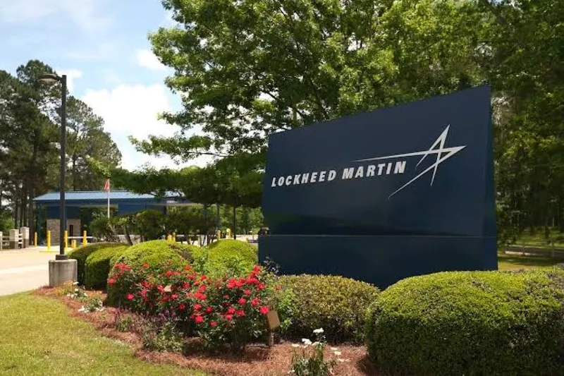 Gigantul american din industria apărării a creat și un centru de produse dedicat Strigo, conceput pentru a scurta drumul dintre apariția unei idei și testarea sau livrarea unei soluții operaționale.

Lockheed Martin susține că abordarea îi permite să dezvolte anumite tehnologii chiar înainte ca forțele armate să formuleze oficial cerințele pentru acestea, astfel încât noile capabilități să poată fi disponibile mai repede atunci când apar amenințări sau necesități operaționale.

Citește și: Lockheed Martin accelerează investițiile în Europa: noi centre pentru rachete și sisteme HIMARS pentru NATO

Ad 
250 de milioane de dolari investite în Strigo
Centrul de Produse Strigo a fost înființat în urmă cu mai puțin de doi ani, însă Lockheed Martin afirmă că mai multe concepte au trecut deja de la proiectarea inițială la testarea cu succes.

Compania susține că tehnologiile dezvoltate în cadrul familiei Strigo au contribuit inclusiv la anumite elemente ale pachetului de căutare pentru PrSM Increment 2.

Unul dintre principalele obiective este reducerea ciclului tradițional de dezvoltare. Lockheed Martin afirmă că unele produse pot trece de la schița inițială la o soluție testată în câteva luni, în loc de câțiva ani.

Citește și: Lockheed Martin lansează interceptorul Patriot PAC-3 ACE, de peste două ori mai ieftin decât modelul actual

Pentru dezvoltarea centrului și a tehnologiilor asociate, compania a investit până în prezent 250 de milioane de dolari.

Investițiile sunt direcționate către cercetare și dezvoltare, senzori RF, tehnologii pentru rachete și arhitecturi modulare care pot fi reutilizate sau adaptate pentru diferite sisteme.

Compania susține că această abordare ar putea reduce inclusiv costurile pe durata ciclului de viață al produselor și ar facilita modernizarea lor pe măsură ce apar noi cerințe.

Inițiativa este integrată în strategia „Arsenal of Freedom”, prin care Lockheed Martin urmărește accelerarea dezvoltării și producției de capabilități militare pentru Statele Unite și aliații acestora.

Lockheed Martin vrea să dezvolte tehnologii înainte să apară cerințele oficiale
O particularitate a Centrului Strigo este accentul pus pe cercetarea proactivă. În loc să aștepte exclusiv solicitări oficiale din partea clienților militari, compania încearcă să anticipeze tehnologiile care ar putea deveni necesare pe viitor.

„Punând cercetarea și dezvoltarea proactivă în prim-plan, Centrul de Produse Strigo ne permite să testăm și să implementăm soluții noi cu o viteză fără precedent. Astfel transformăm «ce-ar fi dacă» în «ce urmează» mai repede ca niciodată”, a declarat Stacy Kubicek, vicepreședinte și director general al Lockheed Martin Sensors and Global Sustainment.

„Valorificând expertiza noastră aprofundată în tehnologiile avansate de senzori și rachete, această investiție pe termen lung remodelează modul în care dezvoltăm și furnizăm capabilități de ultimă generație, gata de misiune, asigurându-ne că trupele noastre dispun de soluțiile de care au nevoie în momentul în care amenințările evoluează”, a adăugat Stacy Kubicek.

Lockheed Martin intenționează să continue investițiile în senzori RF, sisteme pentru ghidarea rachetelor și legături de date dedicate acestora. Compania urmărește astfel atât accelerarea programelor actuale de modernizare a munițiilor, cât și dezvoltarea tehnologiilor care ar putea sta la baza următoarei generații de capabilități militare americane.