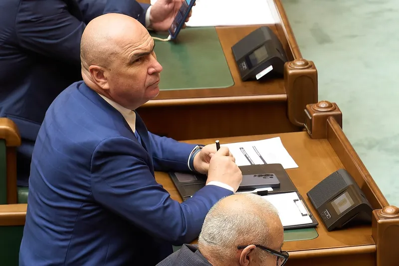 Bolojan în funcția de premier-interimar dacă el ar demisiona? Ce spune Constituția